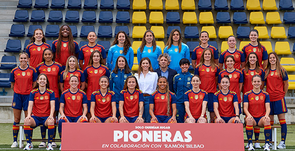 "PIONERAS. SOLO QUERÍAN JUGAR" visita a la Selección Española Femenina de Fútbol